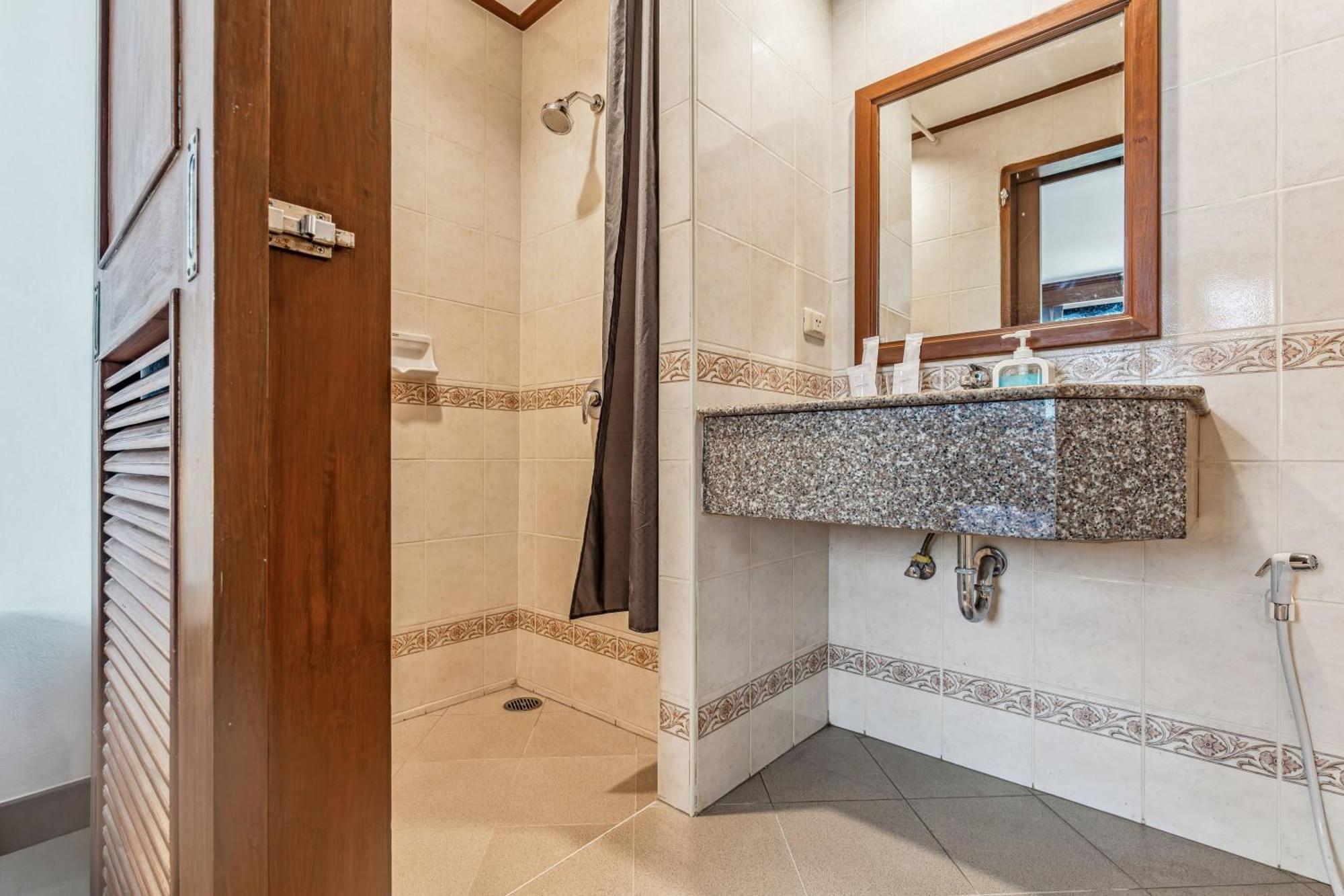 Rattana Beach Hotel Karon Zimmer foto